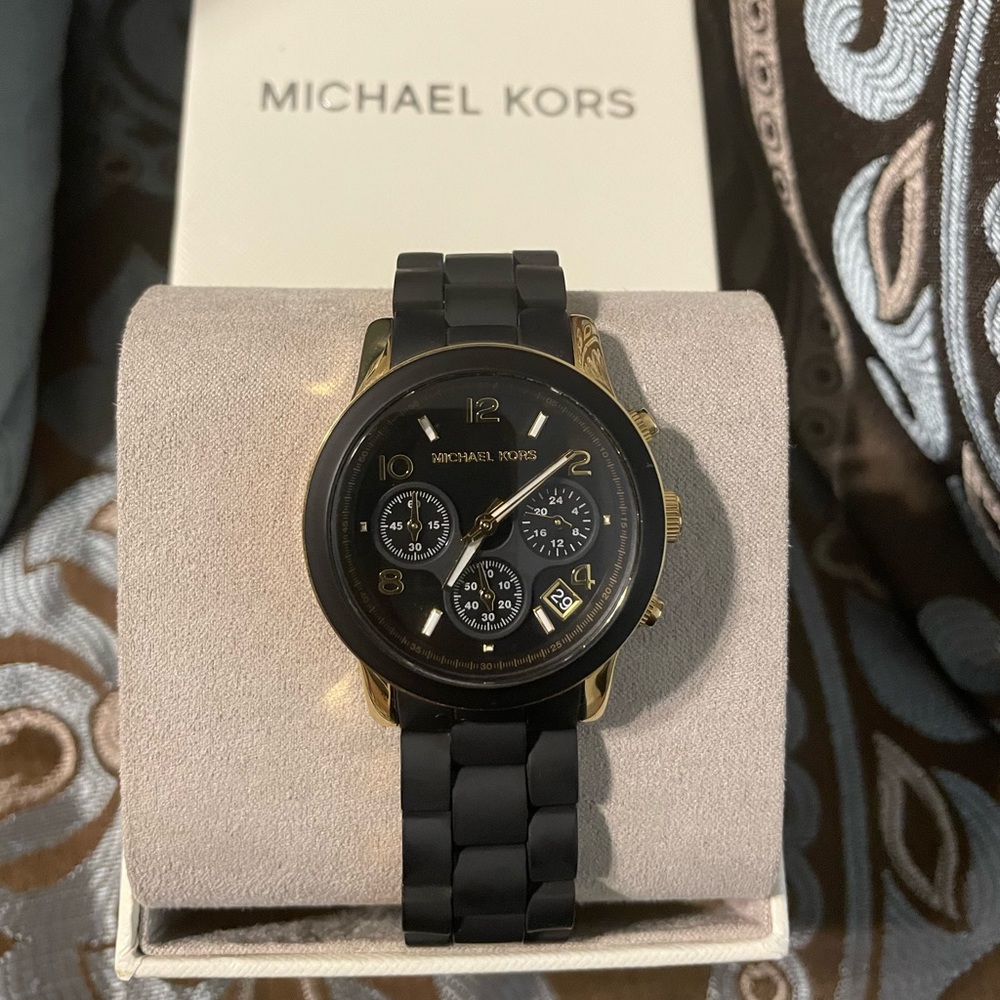 Michael Kors Catwalk Chronograph Watch!!! Pre-owned, Working Condition.
